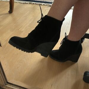 NWT Michael Kors Black Piper wedge suede lace up bootie Size 8.